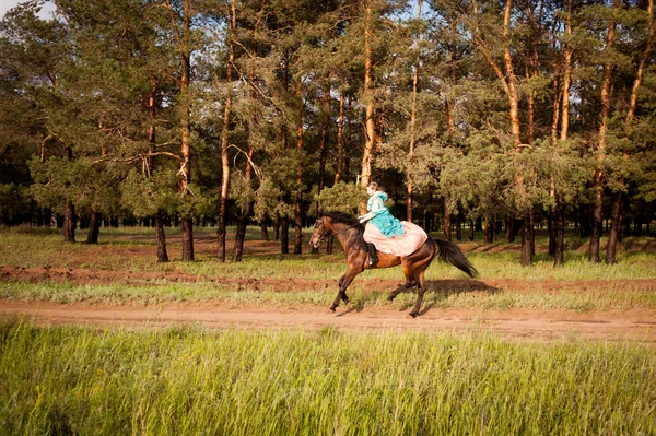 Jezdkyně na koni. — Stock fotografie