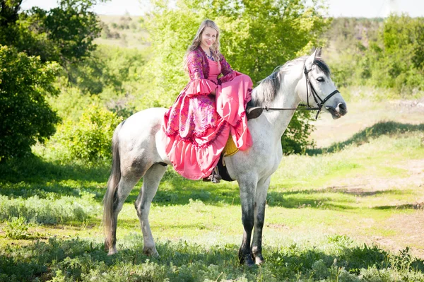 Reiterin auf weißem Pferd — Stockfoto