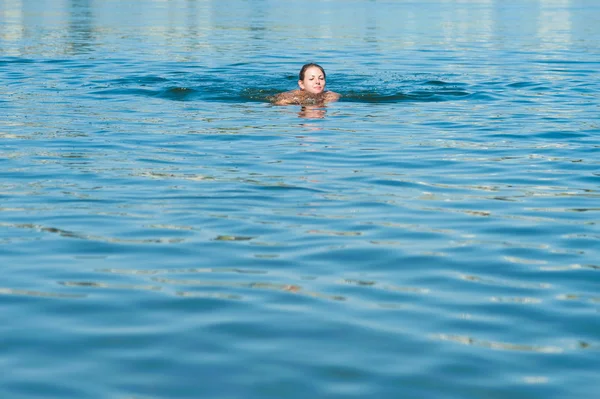 Mädchen schwimmt im Fluss — Stockfoto
