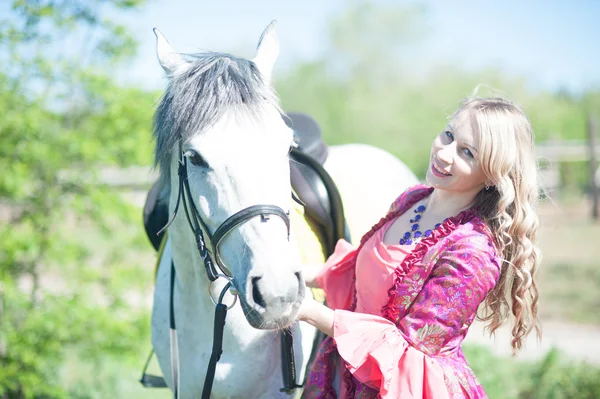 Caballo y caballo blanco — Foto de Stock