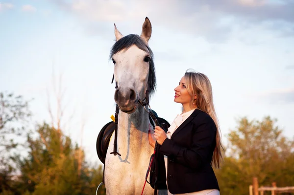 Reiterin auf dem Hippodrom und blauem Himmel — Stockfoto