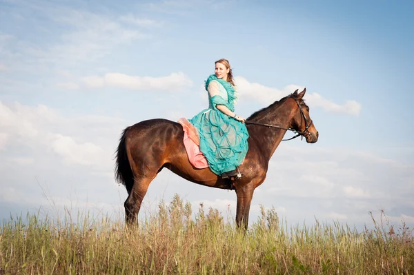 Reiterin und blauer Himmel — Stockfoto