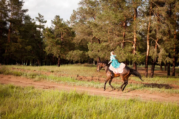 Jezdkyně na koni. — Stock fotografie