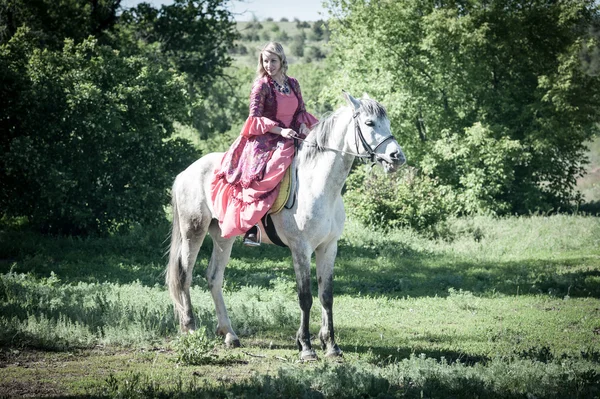 Reiterin auf weißem Pferd — Stockfoto