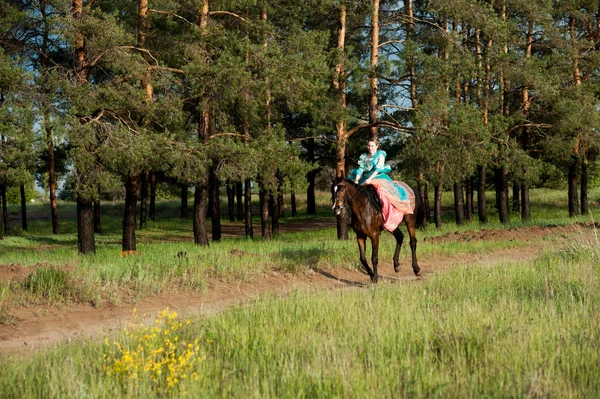 Jezdkyně na koni. — Stock fotografie