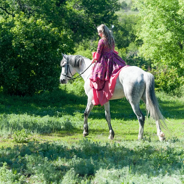 Reiterin auf weißem Pferd — Stockfoto