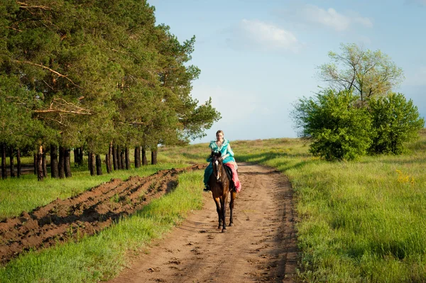 Jezdkyně na koni. — Stock fotografie