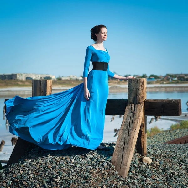 Femme en robe bleue — Photo