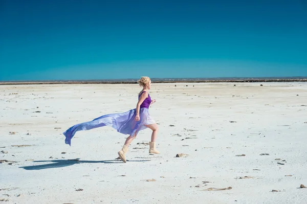 Runnung mulher em vestido violeta — Fotografia de Stock