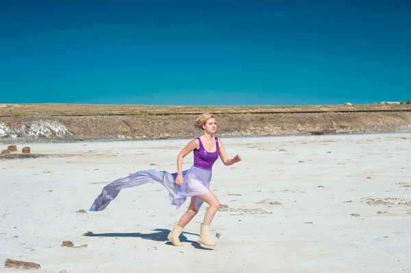 Runnung mulher em vestido violeta — Fotografia de Stock