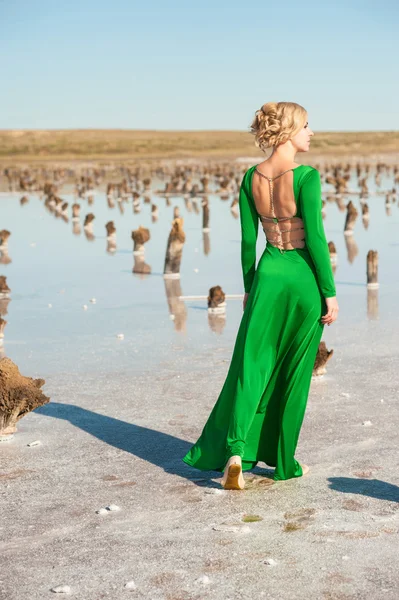 Mulher em vestido verde — Fotografia de Stock