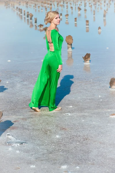 Femme en robe verte — Photo