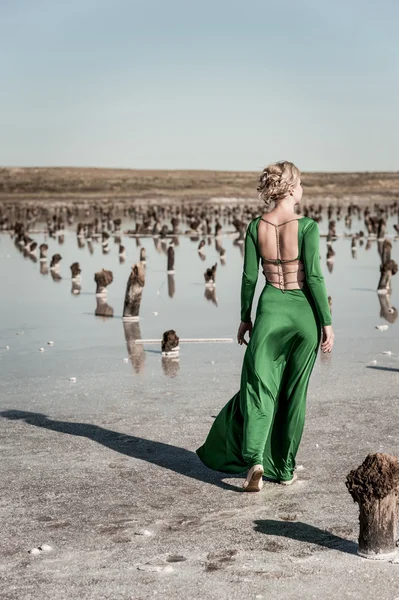 Mulher em vestido verde — Fotografia de Stock