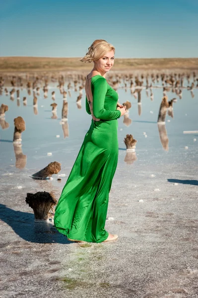 Mulher em vestido verde — Fotografia de Stock
