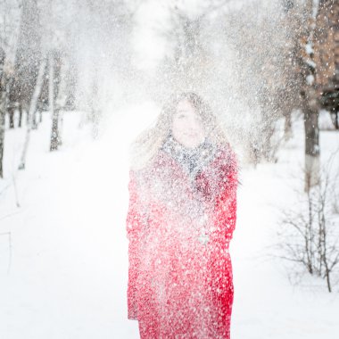 Kar ile genç ve güzel kız