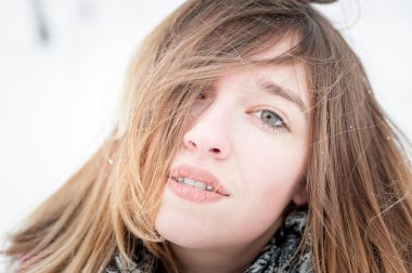 Kar ile genç ve güzel kız