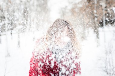 Kar ile genç ve güzel kız