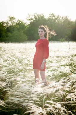 Tüy-çim alan güzel kadın
