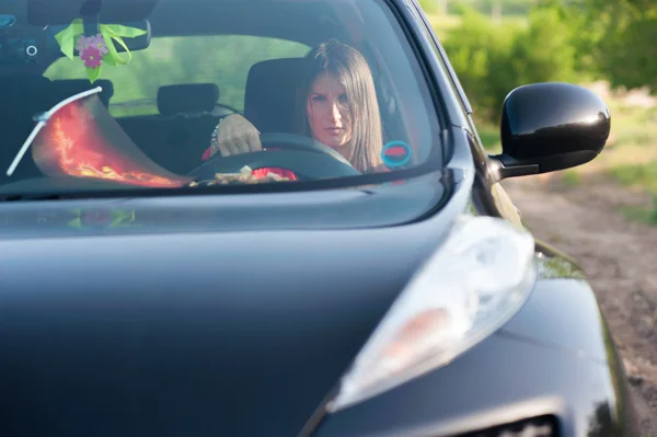 Young woman driving car — Stock Photo, Image