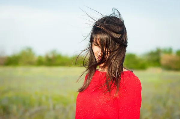 Schüchterne Frau mit flatterndem Haar. — Stockfoto