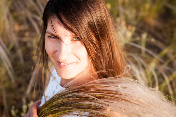 Mujer bonita con ramo de hierba de plumas — Foto de Stock