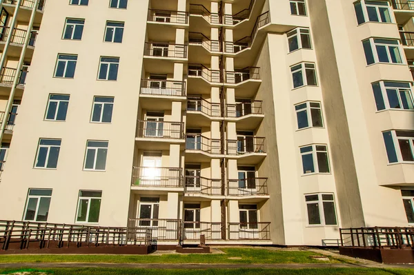 Modernes Mehrfamilienhaus — Stockfoto