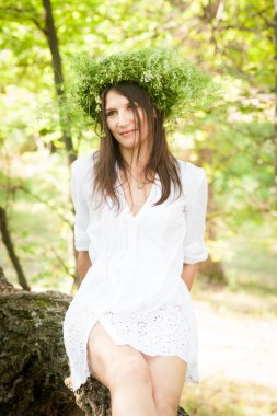 Ormanının ağacında üzerinde oturan güzel kadın