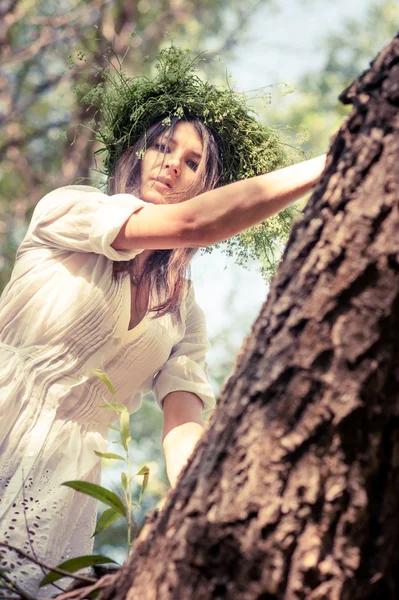 Mulher bonita perto da árvore em fores — Fotografia de Stock