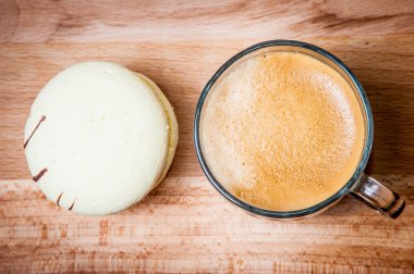 Fincan kahve ve kek, üstten görünüm