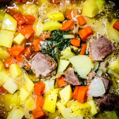 Patates ve havuç ile haşlanmış et