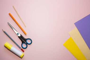 Yumurta şeklinde Paskalya tebrik kartı. Çocuk kağıt işçiliğinin nasıl yapıldığını. Adım 1. Basit yaratıcı sanat projesi. Adım adım talimatlar. Ev yapımı basit kağıt uygulamaları. Diy konsepti. Boşluğu kopyala