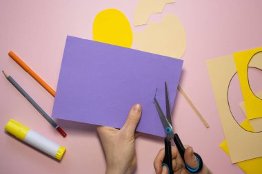 Yumurta şeklinde Paskalya tebrik kartı. Çocuk kağıt işçiliğinin nasıl yapıldığını. Beşinci adım. Basit yaratıcı sanat projesi. Adım adım talimatlar. Ev yapımı basit kağıt uygulamaları. DIY kavramı.