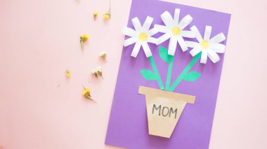 Çocuklar için doğum günü ya da anneler günü hediyesi. Tebrik kartı için nasıl kağıt çiçek yapılır. 15. adım. Kesin sonuç. Sanat projesi. Adım adım talimatlar. Basit kağıt uygulamaları. DIY kavramı. 