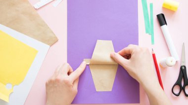 Çocuklar için doğum günü ya da anneler günü hediyesi. Tebrik kartı için nasıl kağıt çiçek yapılır. Yedinci adım. Basit yaratıcı sanat projesi. Adım adım talimatlar. Basit kağıt uygulamaları.