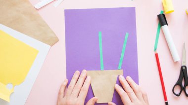 Çocuklar için doğum günü ya da anneler günü hediyesi. Tebrik kartı için nasıl kağıt çiçek yapılır. Adım 8. Basit yaratıcı sanat projesi. Adım adım talimatlar. Basit kağıt uygulamaları.