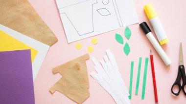 Çocuklar için doğum günü ya da anneler günü hediyesi. Tebrik kartı için nasıl kağıt çiçek yapılır. Beşinci adım. Basit yaratıcı sanat projesi. Adım adım talimatlar. Basit kağıt uygulamaları.