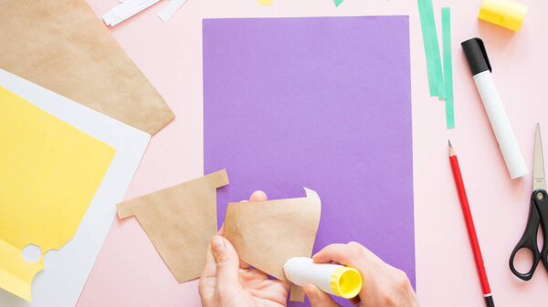 Подарок детям на День рождения или День матери. Как сделать бумажный цветок для поздравительной открытки. Шаг 6. Простой творческий проект. Шаг за шагом инструкции. Простое применение бумаги.