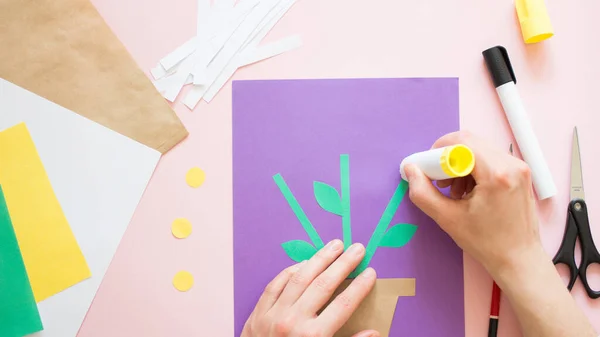 生日或母亲节的儿童礼物。如何为贺卡制作纸花。第9步简单的创意艺术项目。一步一步的指示。简单的纸张应用. 图库图片