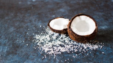 iki yarım hindistan cevizi desenli beton mavi mermer arka plan