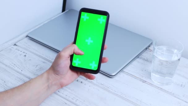 Людина в офісі з використанням смартфона з зеленим екраном — стокове відео