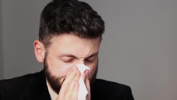 Primo piano del giovanotto che si soffia il naso. Non sano. Reazione allergica, febbre, sintomi di malattia respiratoria — Video Stock