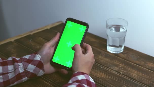 Man hemma med hjälp av Smartphone med Grön Mock-up Screen, gör svep, skärmen har spårning markörer — Stockvideo