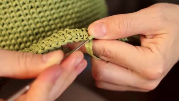Crochets Cerrar. Mujer muestra cómo tejer correctamente — Vídeo de stock