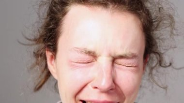 Genç bayan ağlıyor. Üzgün bir kızın yüzüne yakından bakınca kameraya bakıp hıçkıra hıçkıra ağlıyor. Kavram: aşağılanma, kırık kalp ya da aile içi şiddet. Psikolojik zorbalık kurbanı