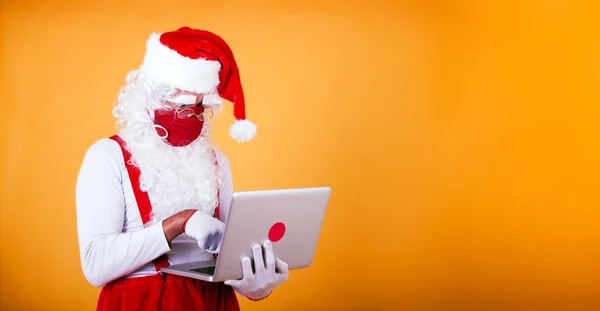 Kırmızı Koruyucu Maske Takan Modern Noel Baba Dizüstü Bilgisayardan Siparişleri — Stok fotoğraf