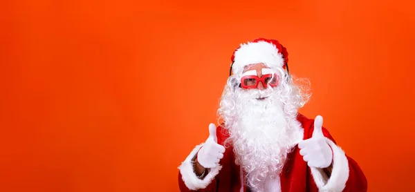 Modern Gözlüklü Kulaklıklı Havalı Noel Baba Portresi Turuncu Arka Planda — Stok fotoğraf