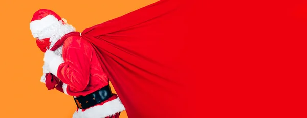 Santa Claus Con Una Máscara Facial Roja Está Tirando Una —  Fotos de Stock