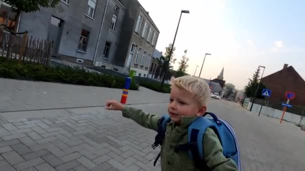 Uczeń Biegnie Szkoły Ręka Rękę Swoim Ojcem — Wideo stockowe