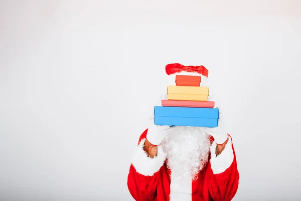 Papá Noel Sobre Fondo Blanco Reparte Paquetes Regalo Colores Que —  Fotos de Stock