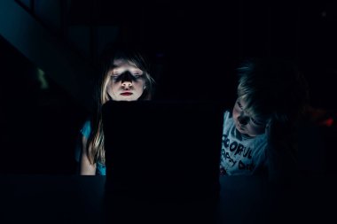 Kardeşler gece evde tablet seyretmeye hapsolmuş çocuklar bir film tarafından özümsenmiş.